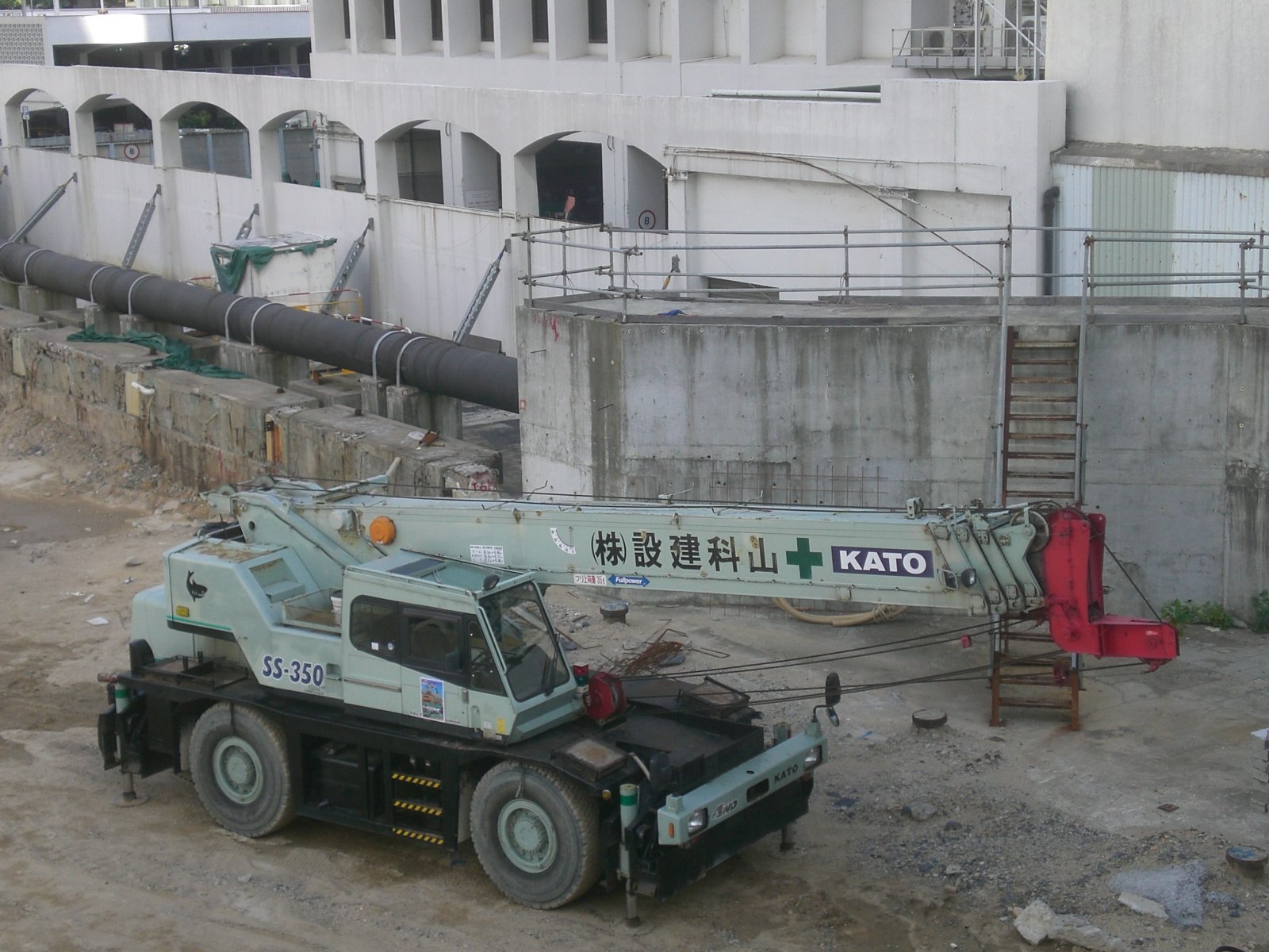Mobile crane Kato jenis rough terrain di lokasi kerja