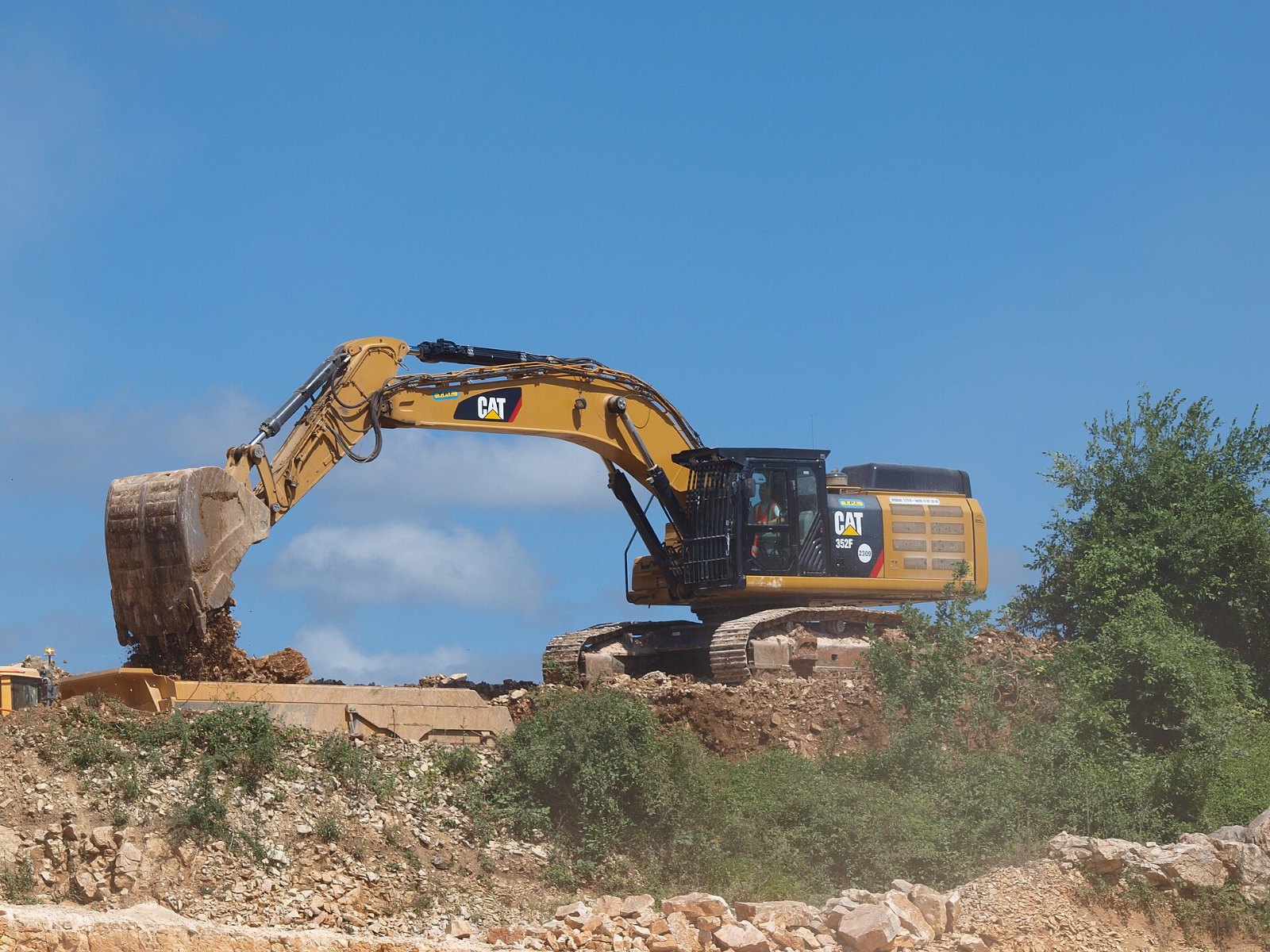 Excavator Caterpillar di lokasi tambang batu