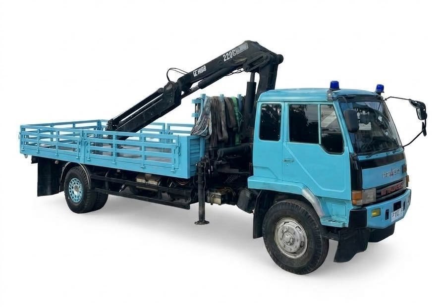 Lori crane Hiab pada truk bak terbuka