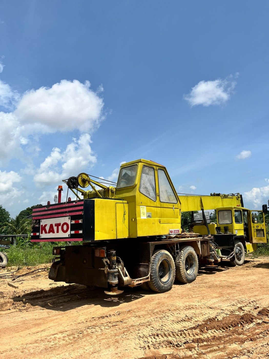 Crane roda kuning di lokasi kerja berpasir