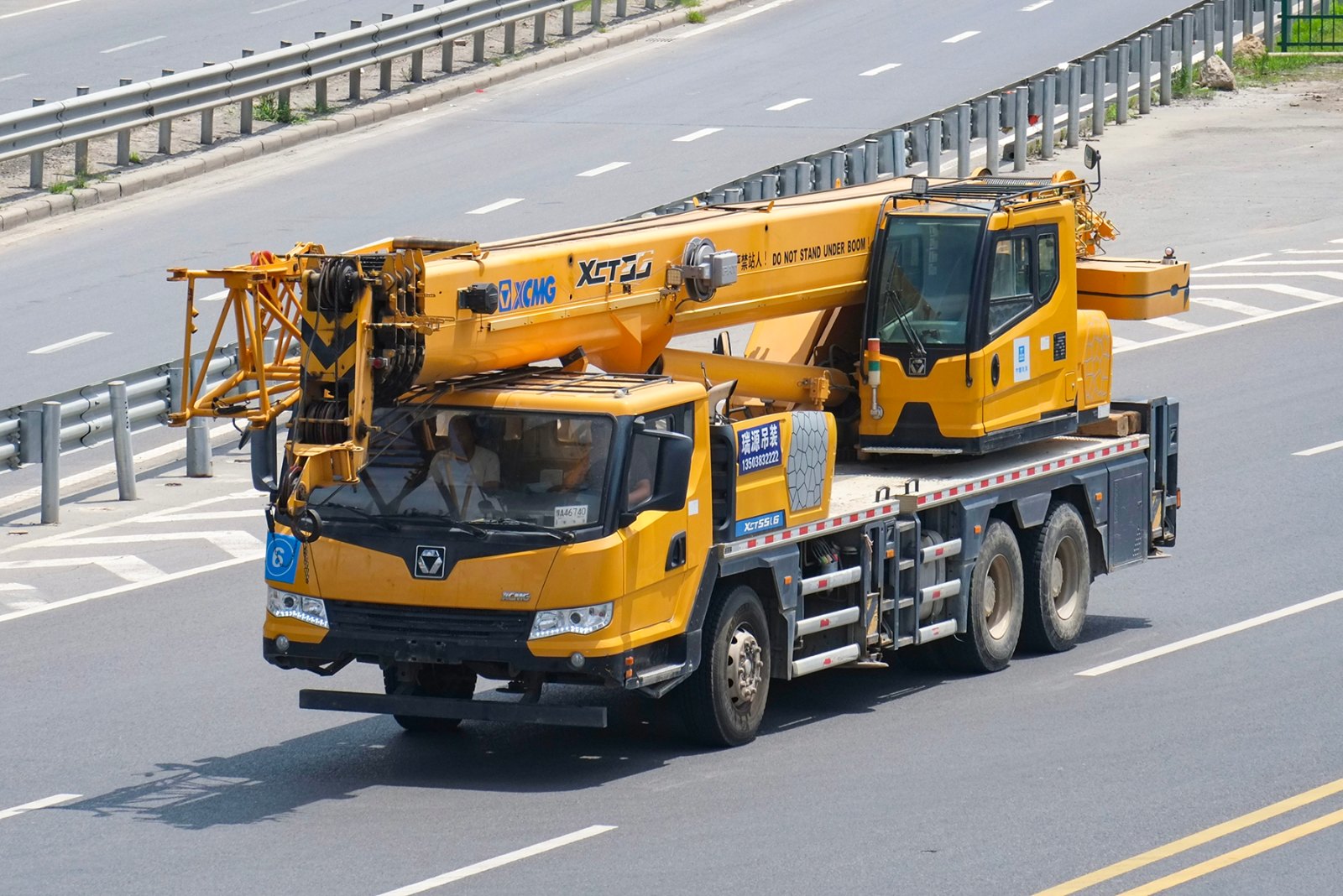 Mobile crane XCMG di jalan