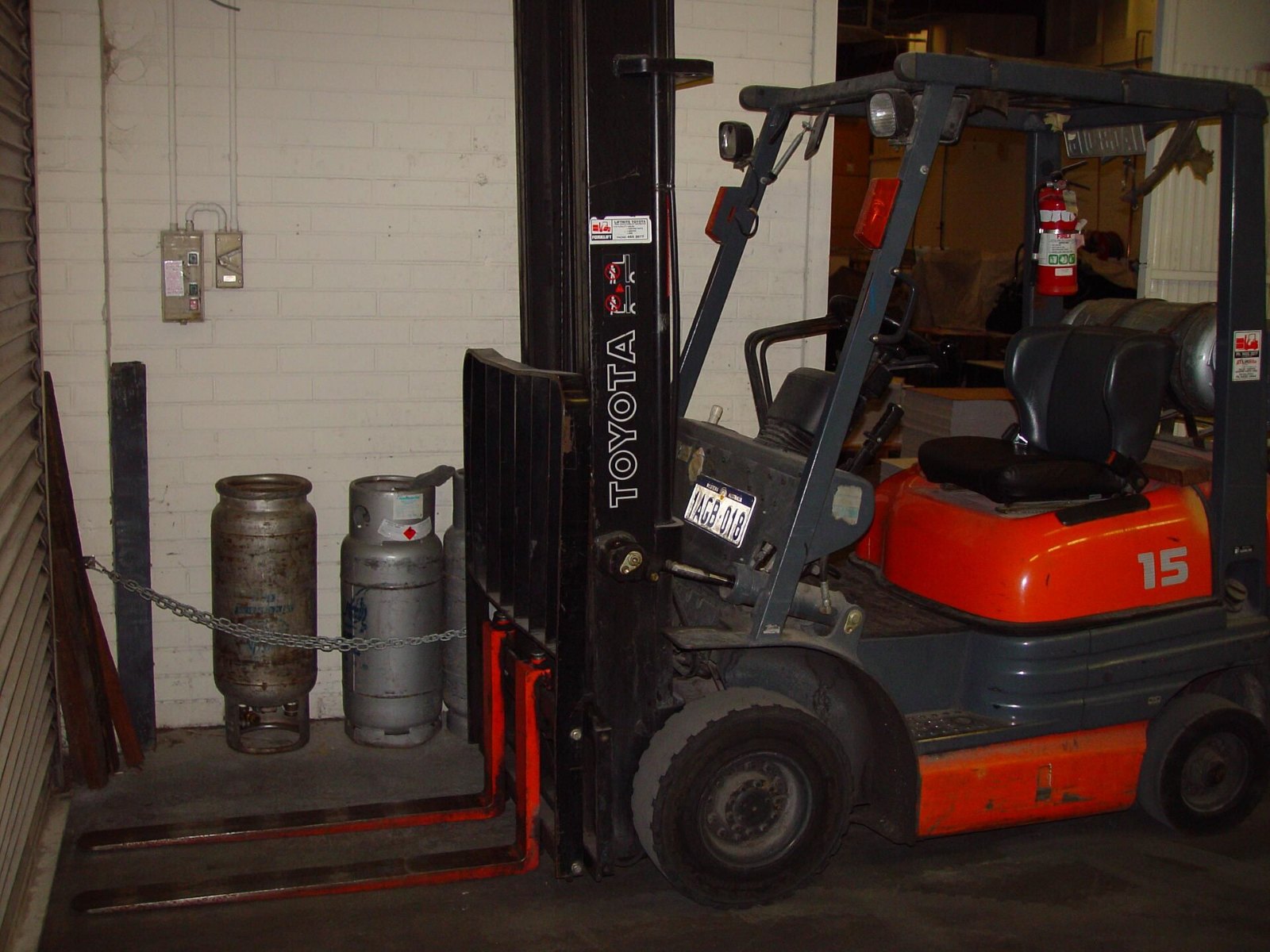 Forklift Toyota di dalam gudang