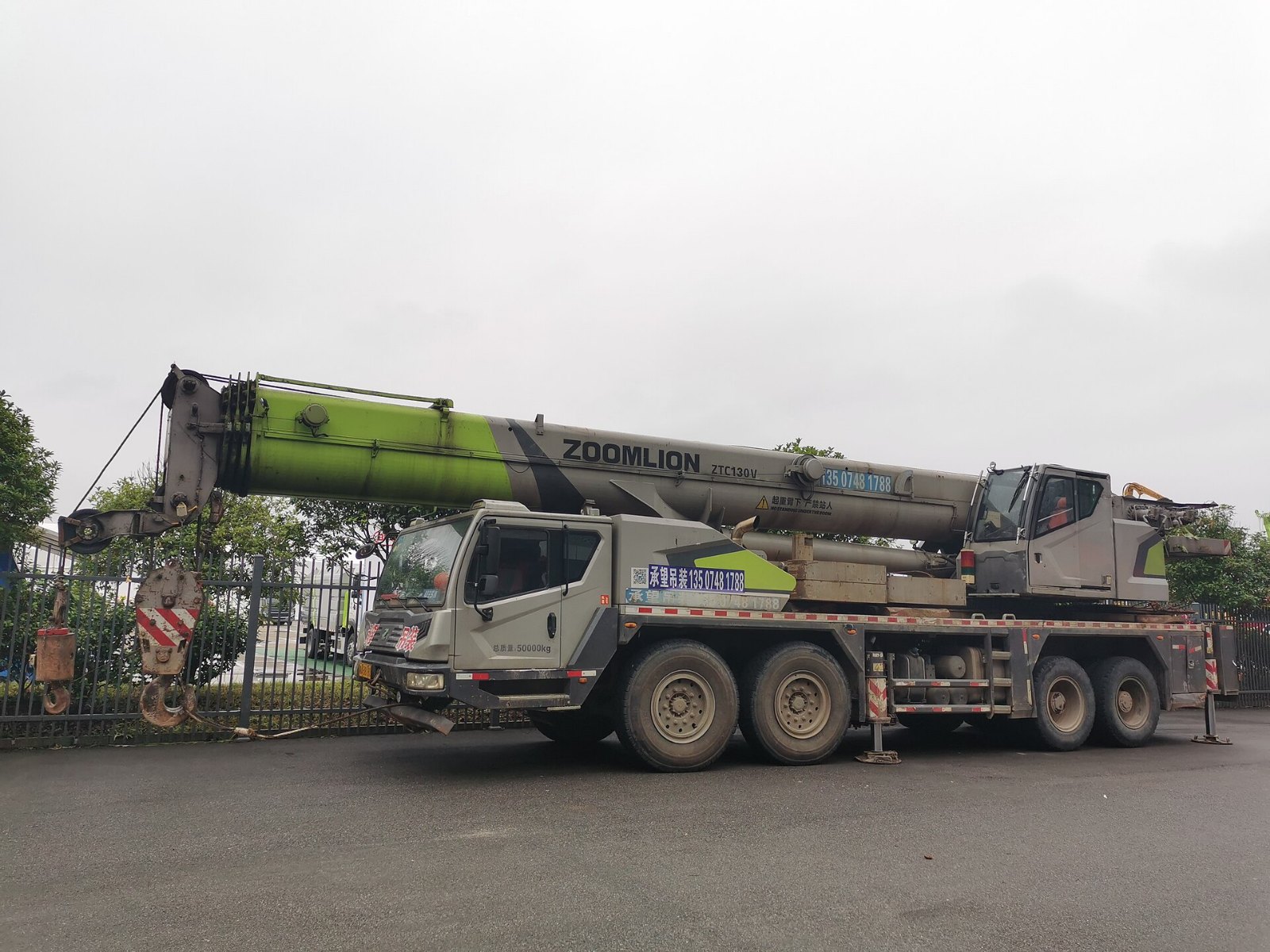 Mobile crane Zoomlion tampak samping