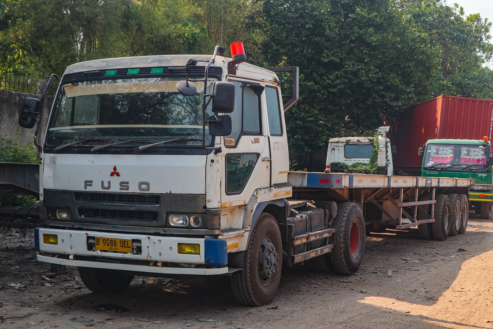 Truk Mitsubishi Fuso dengan trailer bak datar